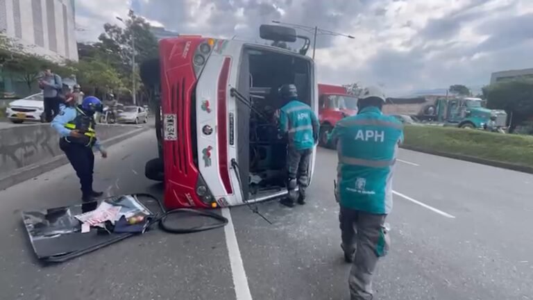 Volcamiento de bus en la Avenida Regional deja 10 personas heridas
