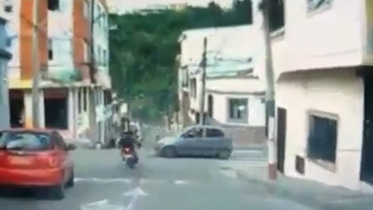 ¡Se comió un pare, lo embistió un carro y sobrevivió!