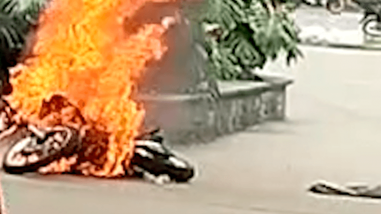 Incineraron dos motocicletas del Ejército Nacional