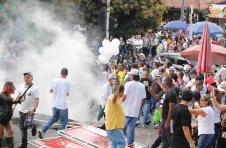 Disturbios empañaron la despedida de Darío Gómez.