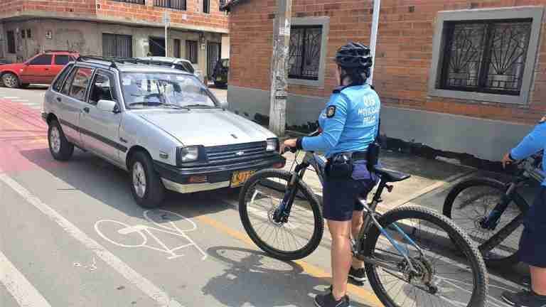 Se le acabó el parqueo a los vehículos en las ciclorrutas de Bello