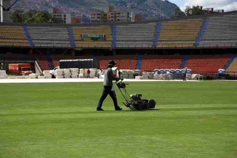 El gramado del Atanasio Girardot recibe cuidados especiales durante eventos de Feria de las Flores
