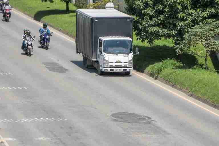 Por fin taparán los huecos en la Avenida Regional Sur