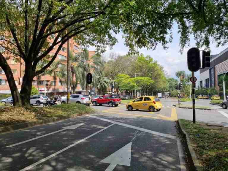Vandalizan cruces semafóricos en Medellín