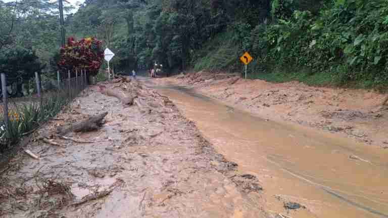 Cierre total en la vía Los Llanos-Tarazá (Antioquia) por deslizamientos en el km 66