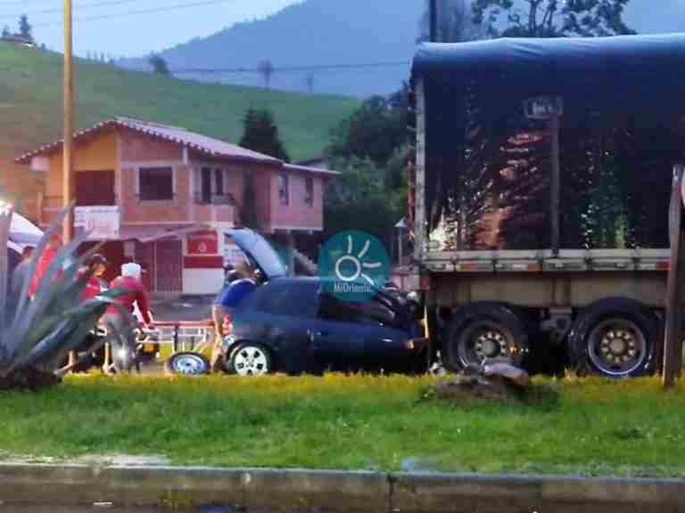 Dos muertos y tres heridos por accidente de tránsito en Autopista Medellín-Santuario