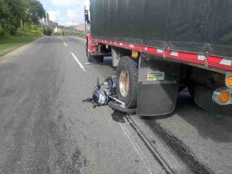 Motociclista se llevó tremendo susto en accidente de tránsito