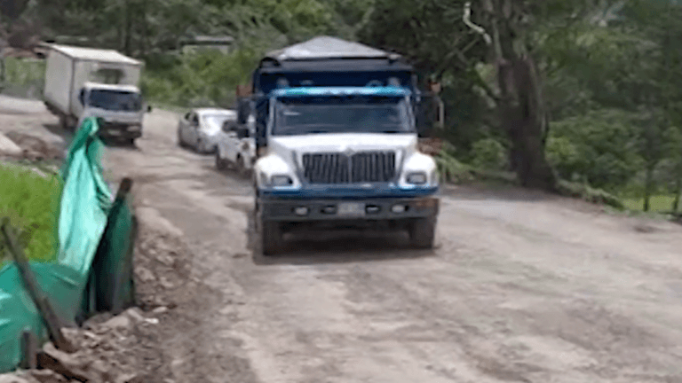 Usuarios de la vía Medellín – Bolombolo están cansados con los retrasos que les genera las obras de Pacífico 1