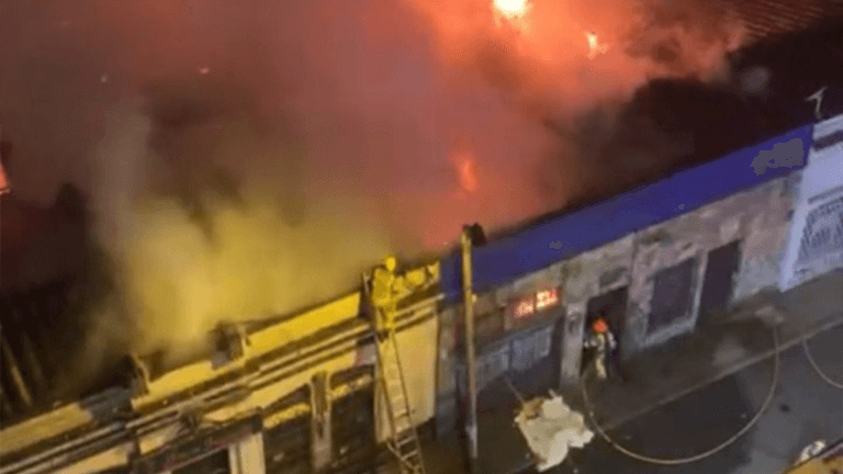 Más de 30 unidades de bomberos atienden incendio en sector de Villa Nueva