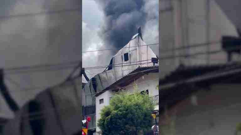 Voraz incendio consumió dos fábricas de icopor en Envigado