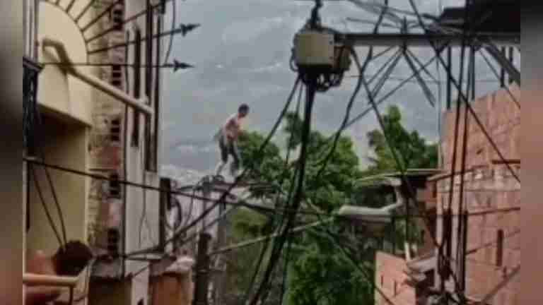 ¿Se creyó “Tarzán”? Hombre arriesgó su vida al cruzar por cables de energía