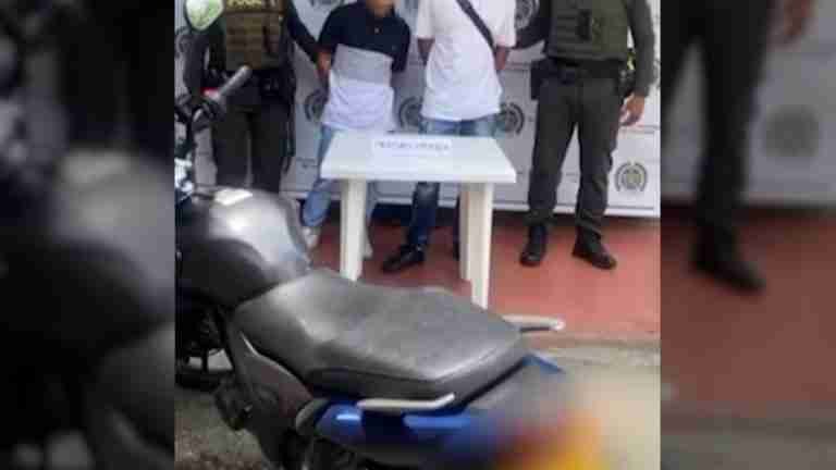 Capturan dos sujetos por robar una moto en Tricentenario