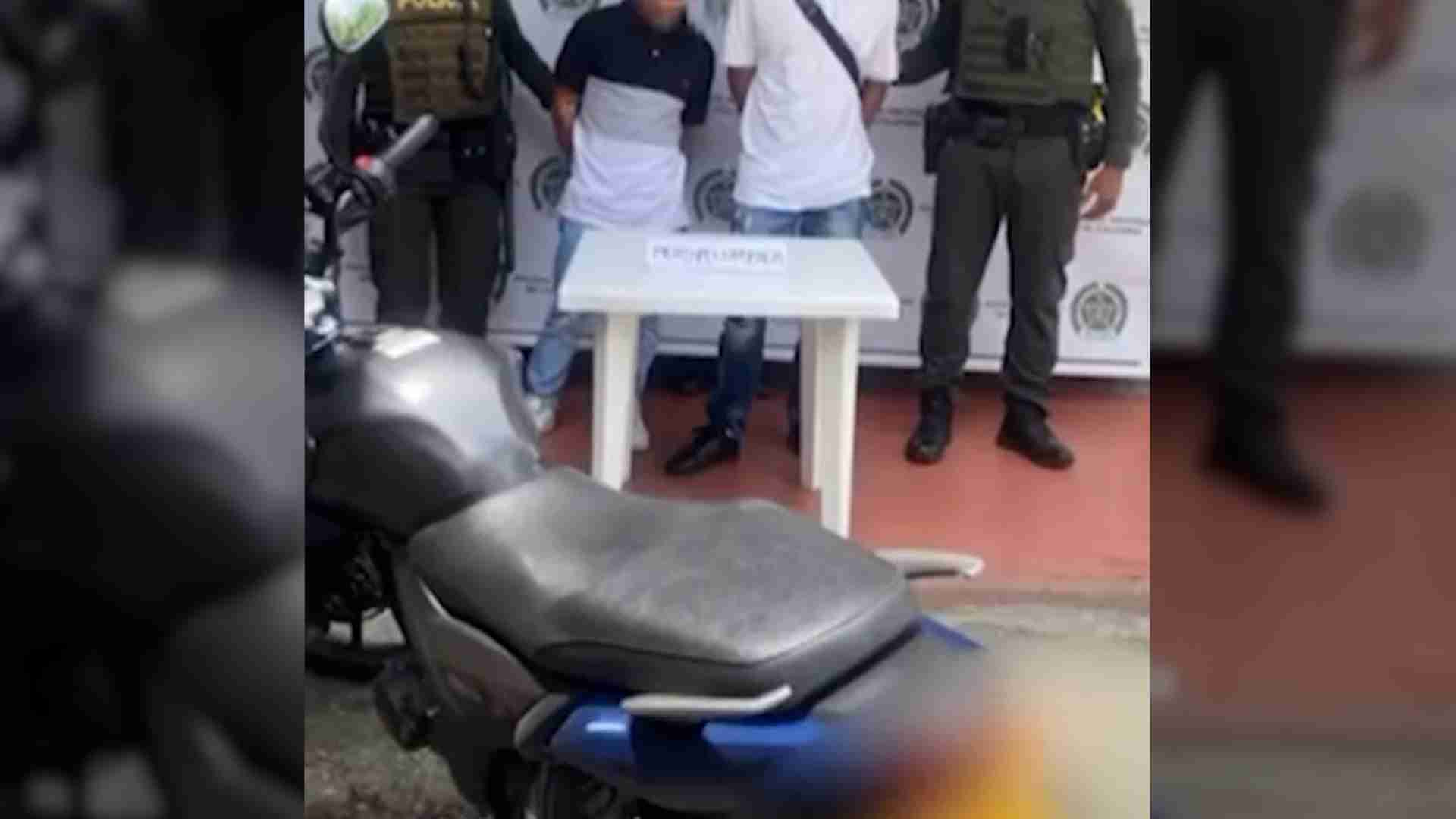 Capturan dos sujetos por robar una moto en Tricentenario