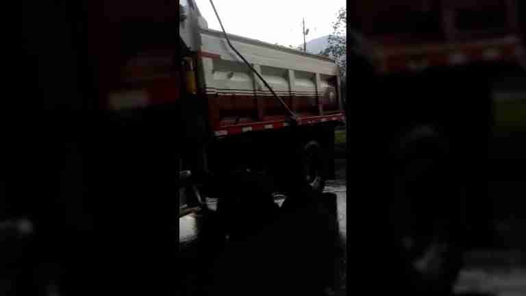 ¡Atención!<br>Otro accidente con volqueta en la variante Caldas