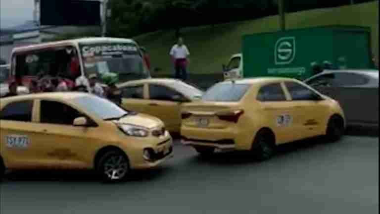 Protesta de taxistas generó trancón en la Autopista Norte