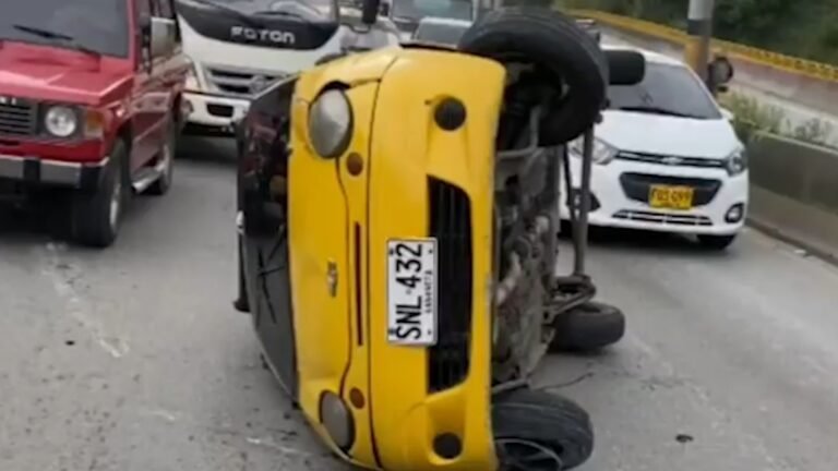 Un taxi se volcó en la vía al Túnel de Occidente