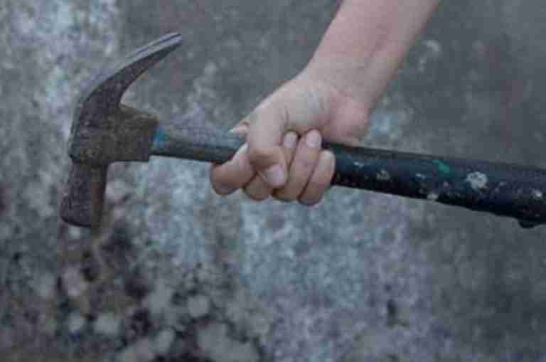 Atacó a su mujer con un martillo mientras dormía