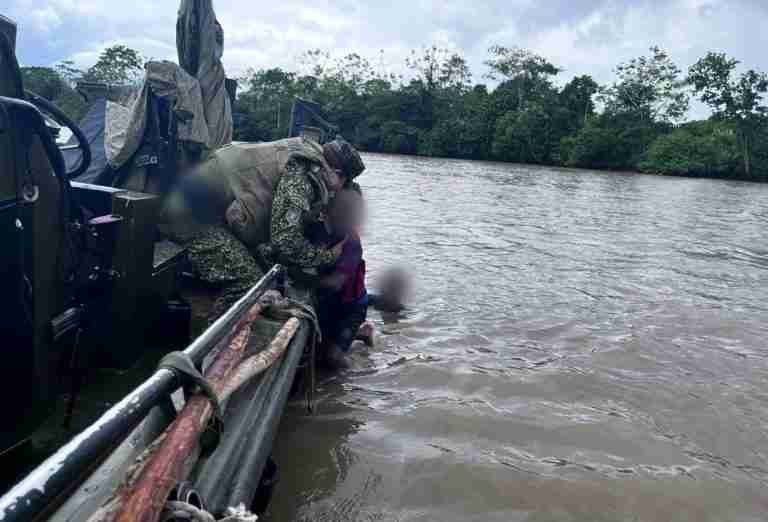 Dos niños fueron rescatados por la Armada tras caer al río Atrato