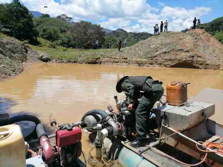 Dos capturados por arrojar desechos de la minería ilegal al río Medellín