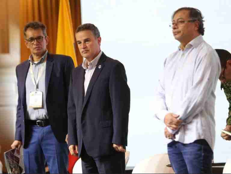 Gobernador de Antioquia le pide pista al presidente Petro