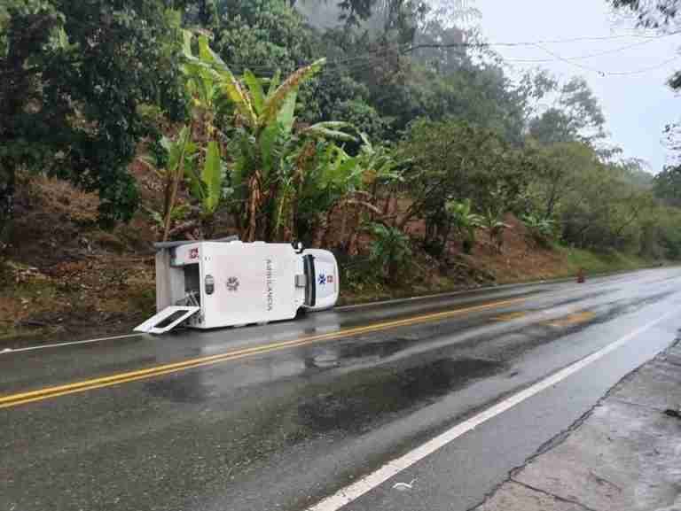 Con una embarazada a bordo se volcó una ambulancia en la vía Medellín – Bogotá