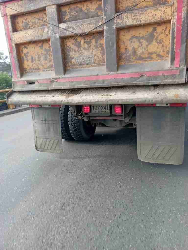 Volqueta tumbó motociclista en la Regional y se dio a la fuga
