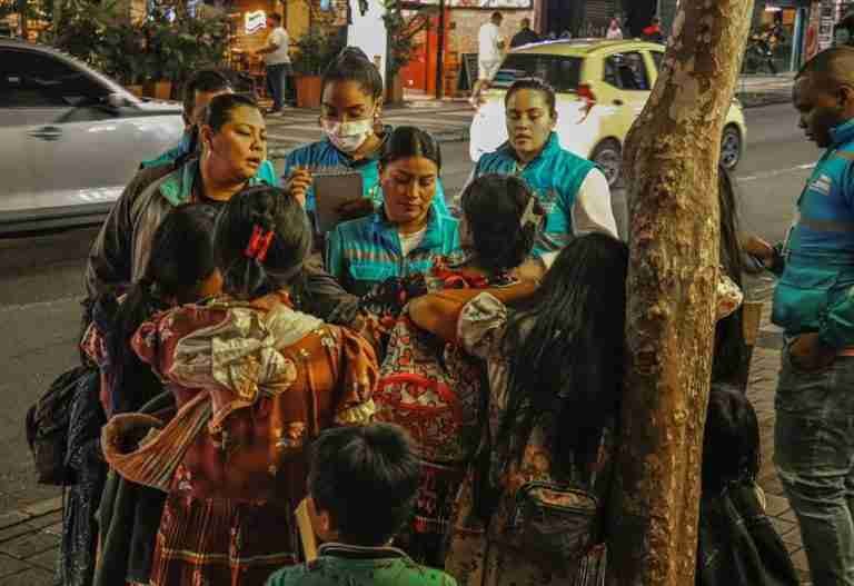 Disparada la mendicidad de indígenas en Medellín