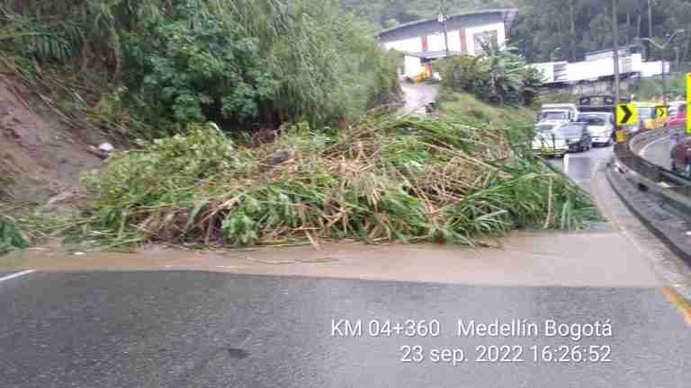 Otro derrumbe en la autopista Medellín Bogotá genera enorme trancón