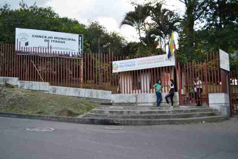 En Itagüí, cinco estudiantes y una docente resultaron quemados tras ejercicio académico