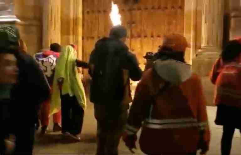 Mujeres proaborto intentaron quemar la Catedral Primada