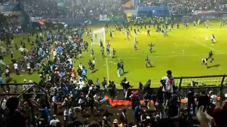 Van 125 muertos en la tragedia del estadio en Indonesia