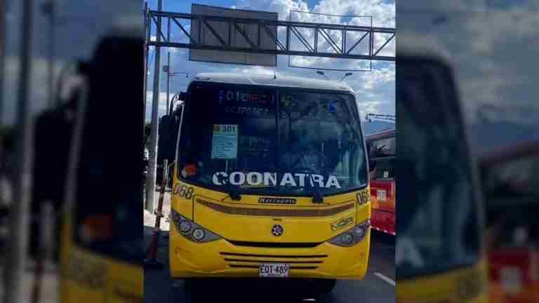 Conductor de bus intimida a una mujer motociclista en las vías de Medellín