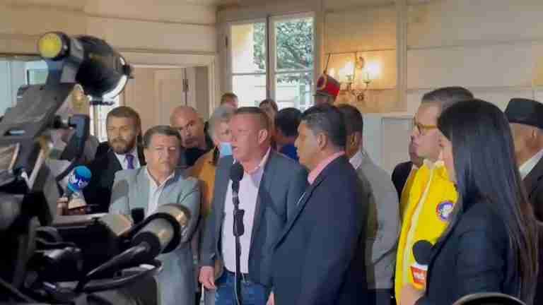 Los taxistas salieron enojados de la reunión con Petro