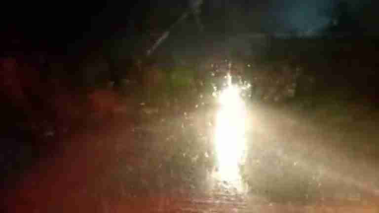 Taxi atrapado por deslizamiento en Caldas