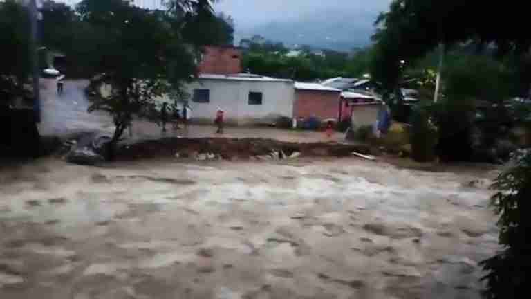 Creciente del Río de Oro causa estragos en Santander