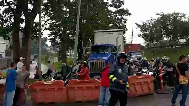 Conductores de los buses de Caldas protestaron bloqueando la vía hacia el sur