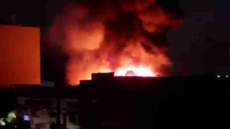Las llamas de un incendio estructural en Guayabal, alcanzaron los 18 m de altura
