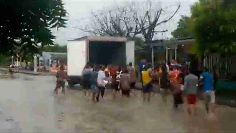 Saquearon camión en medio de las lluvias