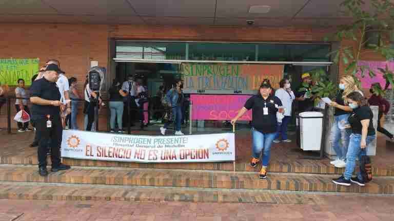 En protesta personal médico del Hospital General de Medellín