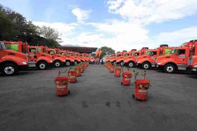 Medellín renueva carros de basura de Emvarias