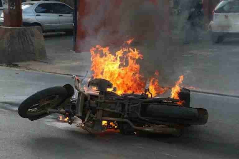 Prenderle fuego a la motocicleta no lo exime del pago de las sanciones