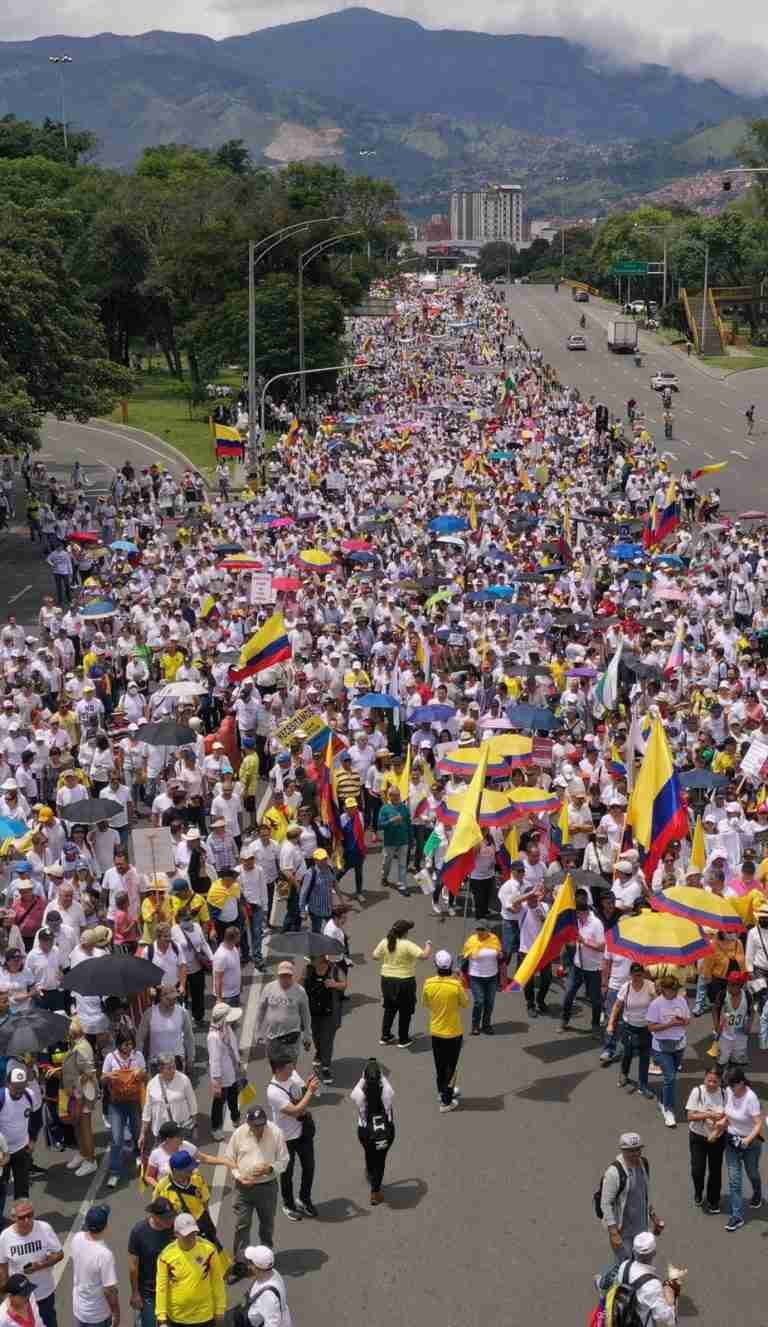 Multitudinaria marcha en Medellín contra las reformas de Petro