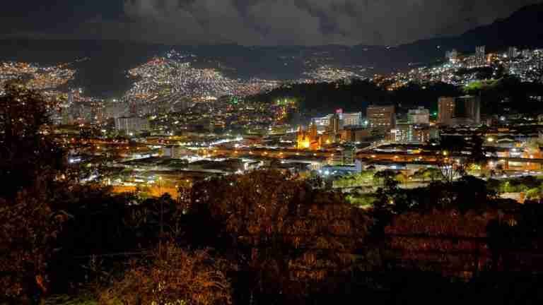 En un 50% avanza la modernización del alumbrado público en Medellín
