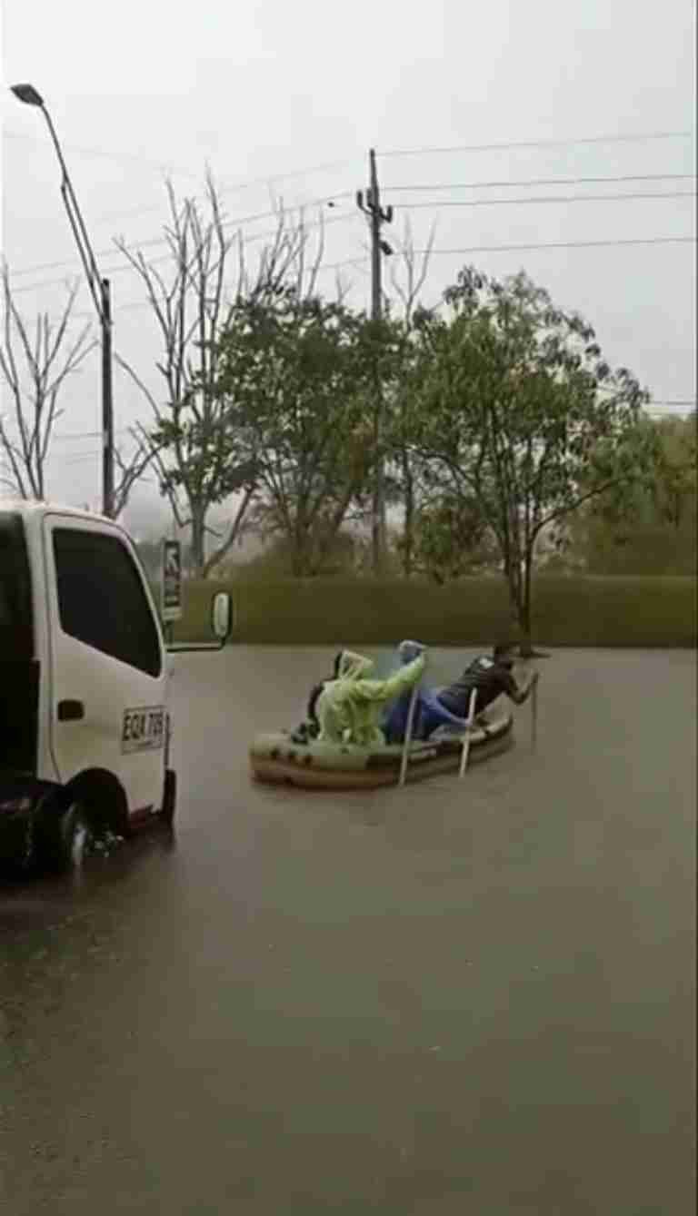 En botes inflables se han tenido que desplazar los ciudadanos en Rionegro por las inundaciones