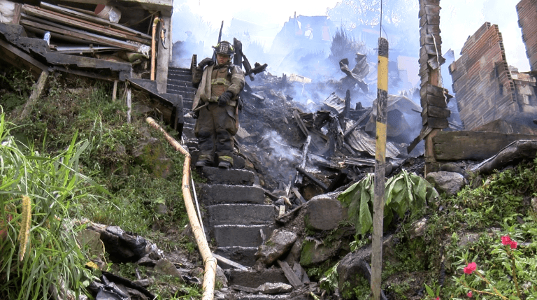 8 casas afectadas por voraz incendio en Bello