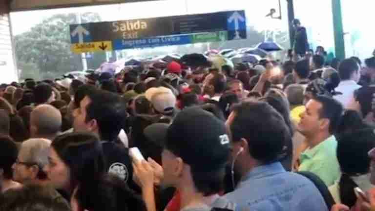 Usuarios irresponsables y fallas técnicas, generan retrasos en el sistema Metro