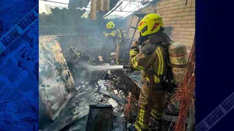 Incendio en la parte de atrás de las bodegas de Vélez fue atendido por los bomberos