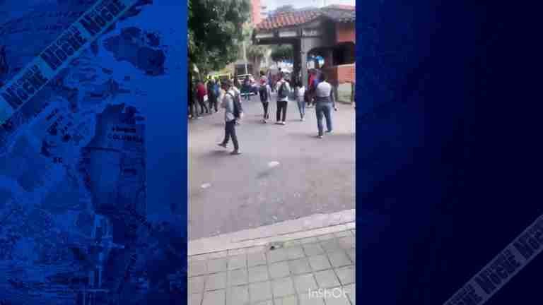 Encapuchados bloquean la Avenida Las Vegas en Medellín