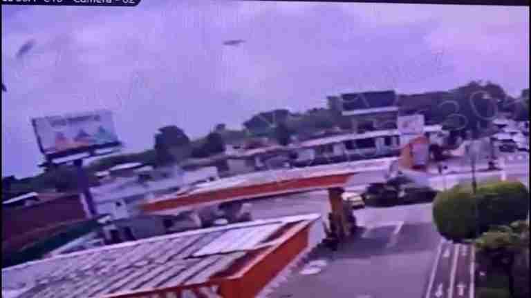 Momento exacto de la colisión de la avioneta en Medellín