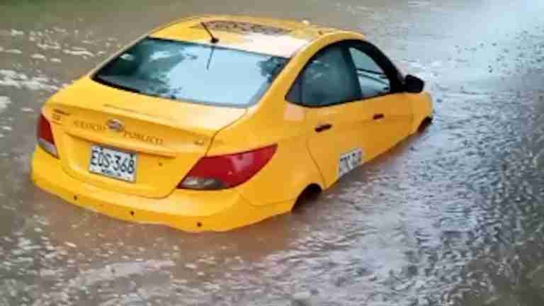 Taxi quedó atrapado en una inundación por lluvias en Medellín